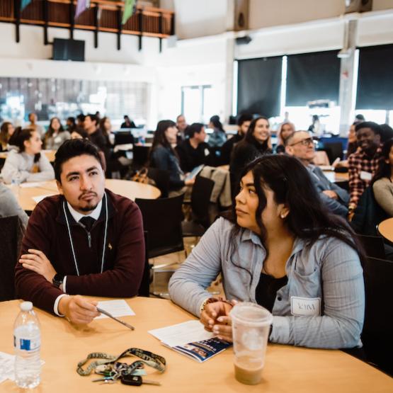 Zwei Studenten unterhalten sich beim Essen