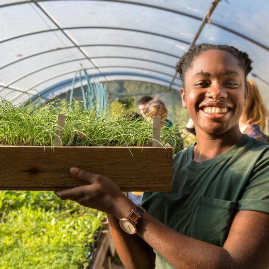 Étudiant avec une plante