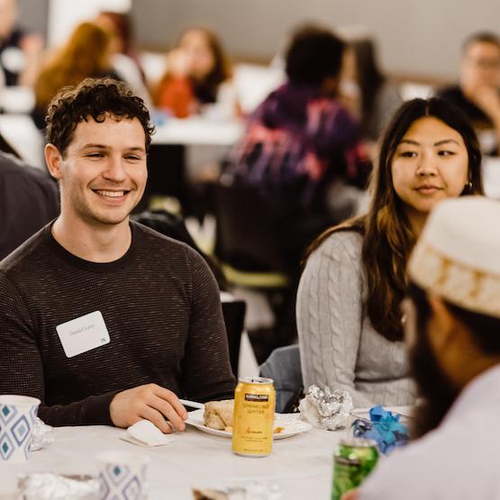 Des étudiants lors d'un dîner de la faculté STARS