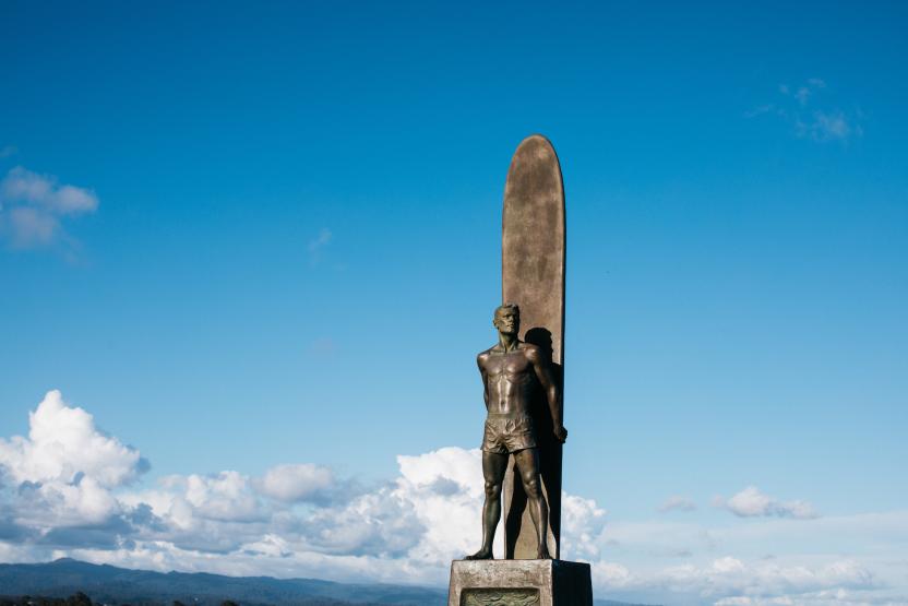 estatua de surfista en West Cliff Drive