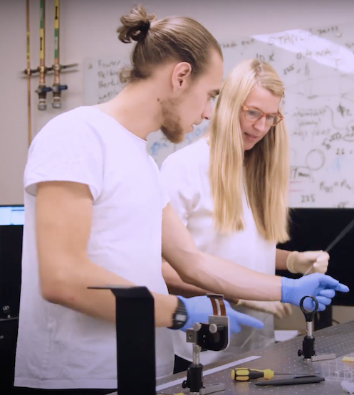 dos estudiantes con guantes trabajando con electrónica en un laboratorio